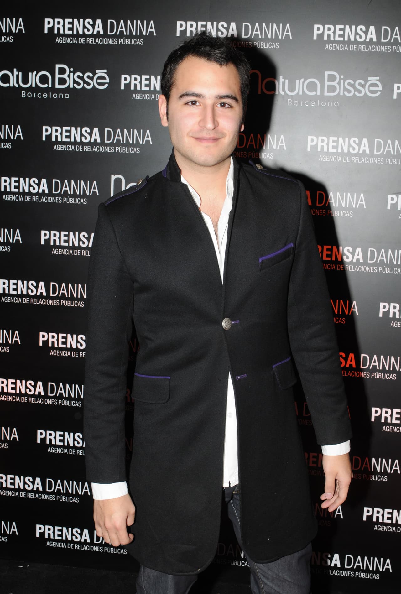 Desde niño le gustó cantar, de ahí que siempre destacó en eventos escolares y religiosos.