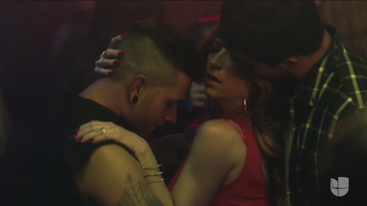 Ellos comenzaron a besarla y acariciarla, pero todo acabaría muy mal.