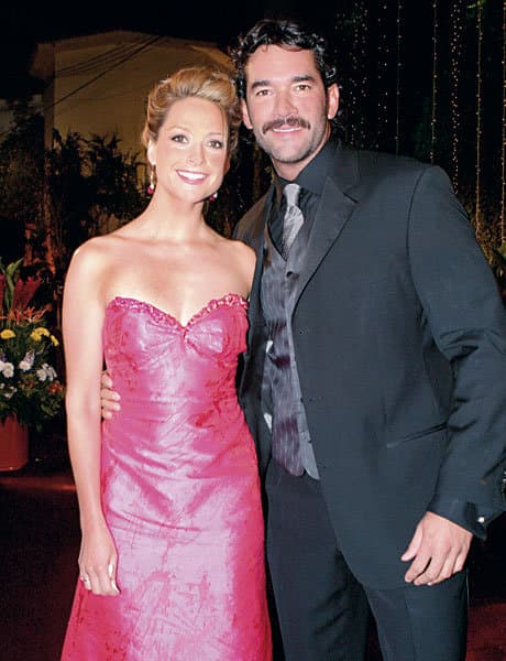 Desde que comenzaron a salir 
<b>Eduardo Santamarina y Susana Gonzalez</b> se dijo que el actor había engañado a
<b> Itatí Cantoral</b> (su entonces esposa) con González. Ellos nunca lo negaron y vivieron un tórrido affaire; Cuando este terminó Eduardo comenzó una relación formal con 
<b>Mayrín Villanueva, </b>quien actualmente es su esposa.