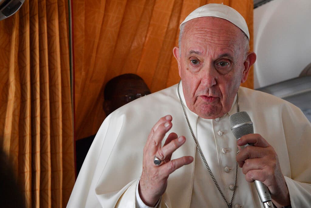  El Papa pide a obispos no meterse en política tras criticar a Biden por su posición proaborto