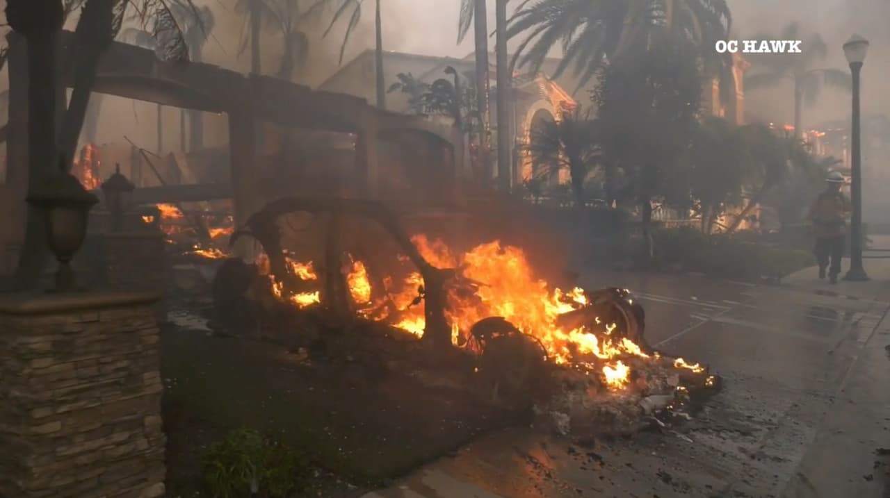 El fuego se abrió camino cuesta arriba, avanzando por Aliso Summit Trail y hacia las propiedades multimillonarias de la zona.
