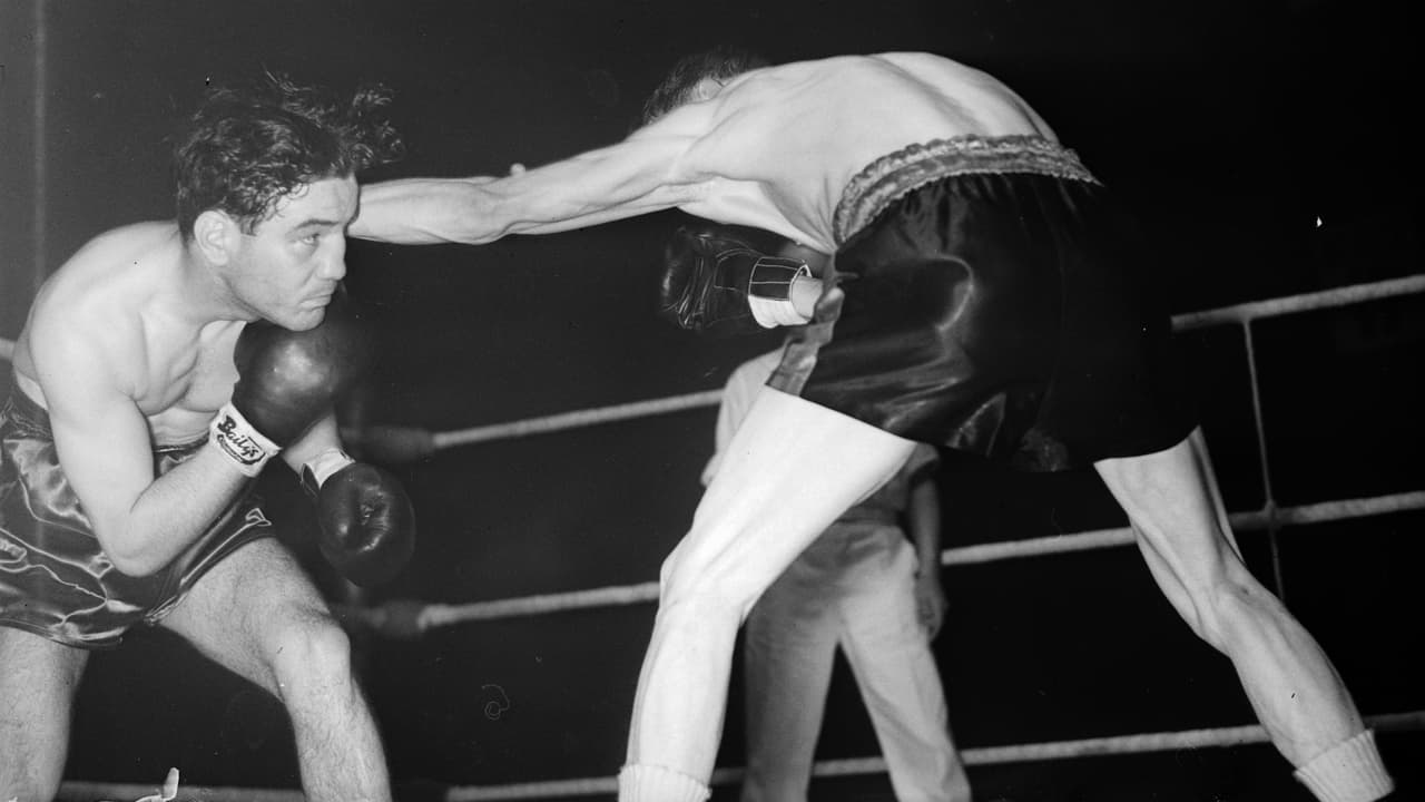 Ray Famechon nació en 1924 en Maubeuge, una ciudad al norte de Francia. Fue Campeón de Francia y de Europa en la categoría de peso pluma. Tras una brillante carrera -en la que se convirtió en un ídolo del boxeo francés- Raymond no supo manejar bien su dinero y acabó en la pobreza. Tuvo un intento de suicidio. Unos amigos lo ayudaron ofreciéndole trabajo como barrendero en la estación de Lyon.
