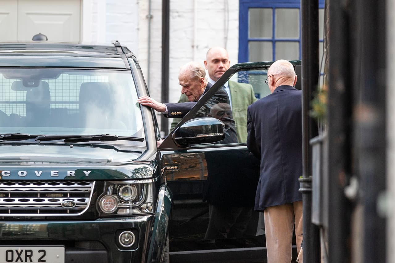 Su salida sucedió justo a tiempo para que que pudiera viajar hasta la casa de descanso de la monarca, en Sandringham, donde se reunirán con ella y parte de la familia real británica a 
<b><a href="https://www.univision.com/famosos/el-principe-william-llego-sin-kate-middleton-al-tradicional-almuerzo-navideno-en-buckingham-fotos" target="_blank">festejar la Navidad. </a></b>