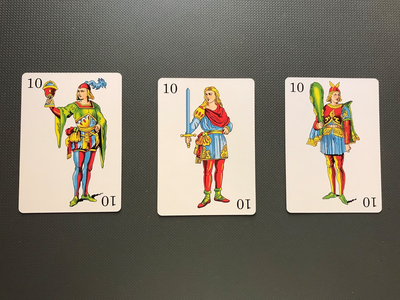 La manera en que se leen las cartas es muy sencilla y similar a las tiradas básicas del tarot, en el sentido de que se barajan muy bien todas las cartas, se voltean boca abajo y se le pide al consultante que elija las que quiera - pueden ser desde tres, la más popular.