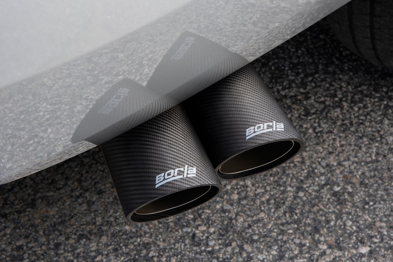 Algunos accesorios que incluye esta versión son el sistema de escape Performance Dual-Side de Borja, compañía responsable de la seguridad, calidad y garantía.