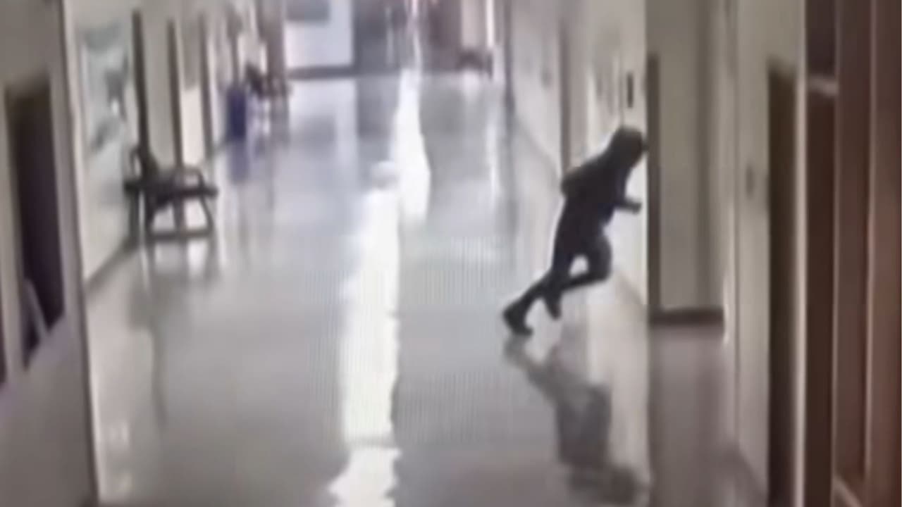 El reloj marca la 1:03 de la tarde.
<b>Unos 25 segundos después de que todo comenzó</b>, el joven con la capucha huye
<b>por el mismo lugar por donde entró al pasillo. </b>Saldo: Cinco personas heridas.