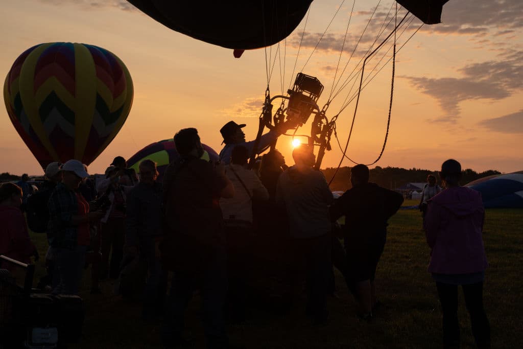 En las noches, el resplandor nocturno de globos aerostáticos siendo inflados, ilumina el panorama como si se tratara de linternas gigantes.