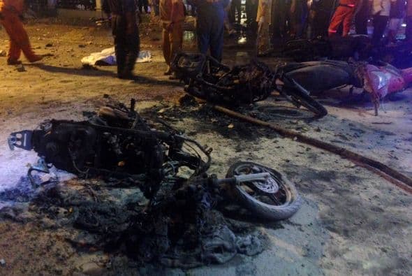 Motocicletas completamente destrozadas por la fuerza de la bomba.