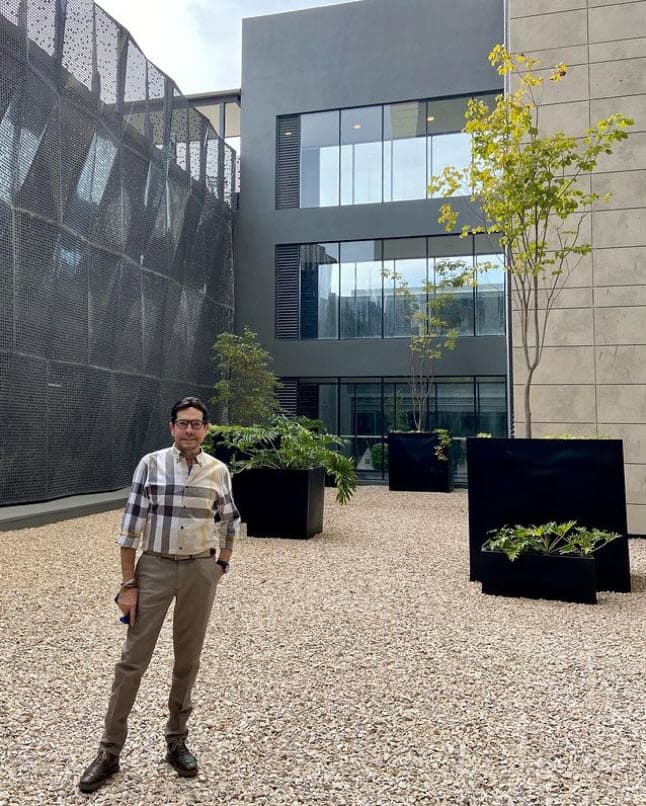 Lamentó que sean sus compatriotas quienes lo criticaron: "Lo más triste es que seamos lo mexicanos los que nos tiramos tanto, ¿cuánta gente está esperando vacuna?, eso es todo lo que dije, no estoy criticando al gobierno ni estoy criticando a nadie", externó ante la prensa.
<br>