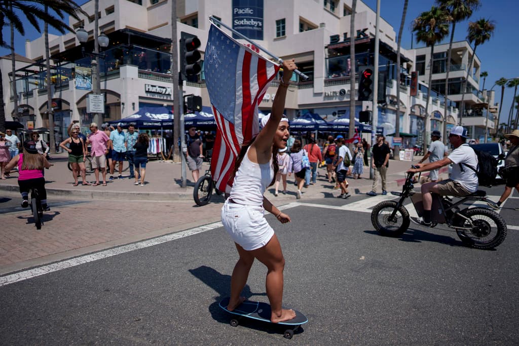 En las calles de Huntington Beach, no faltaron hombres y mujeres que en 
<b>motoras y patinetas </b>también expresaron su deseo de que Donald Trump vuelva a ser electo presidente de los Estados Unidos.
