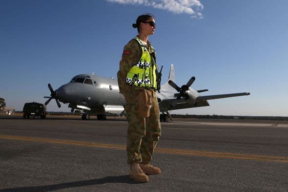 Las autoridades australianas indicaron que la búsqueda con radares del avión malasio desaparecido el pasado 8 de marzo con 239 personas a bordo ha sido infructuosa y replantearon una "estrategia visual" para localizar los posibles restos del aparato en el océano Índico. Dos aeronaves con "observadores entrenados" asomados a las ventanillas rastrean una zona de la extensión de la península Ibérica al suroeste de Australia, mientras otras dos se encuentran en camino para peinar la región donde ayer fueron detectados en unas imágenes de satélite dos objetos que podrían pertenecer a la aeronave. Un avión P3 Orion de las Fuerzas Aéreas australianas regresó este viernes a su base después de sobrevolar sin resultados positivos el lugar, señaló Young. Tony Abbott, declaró que harán "todo lo posible" para encontrar y confirmar si los restos pertenecen al vuelo MH370. "Ahora mismo podrían ser unos contenedores que han caído de un barco, nosotros no sabemos", advirtió Abbott.