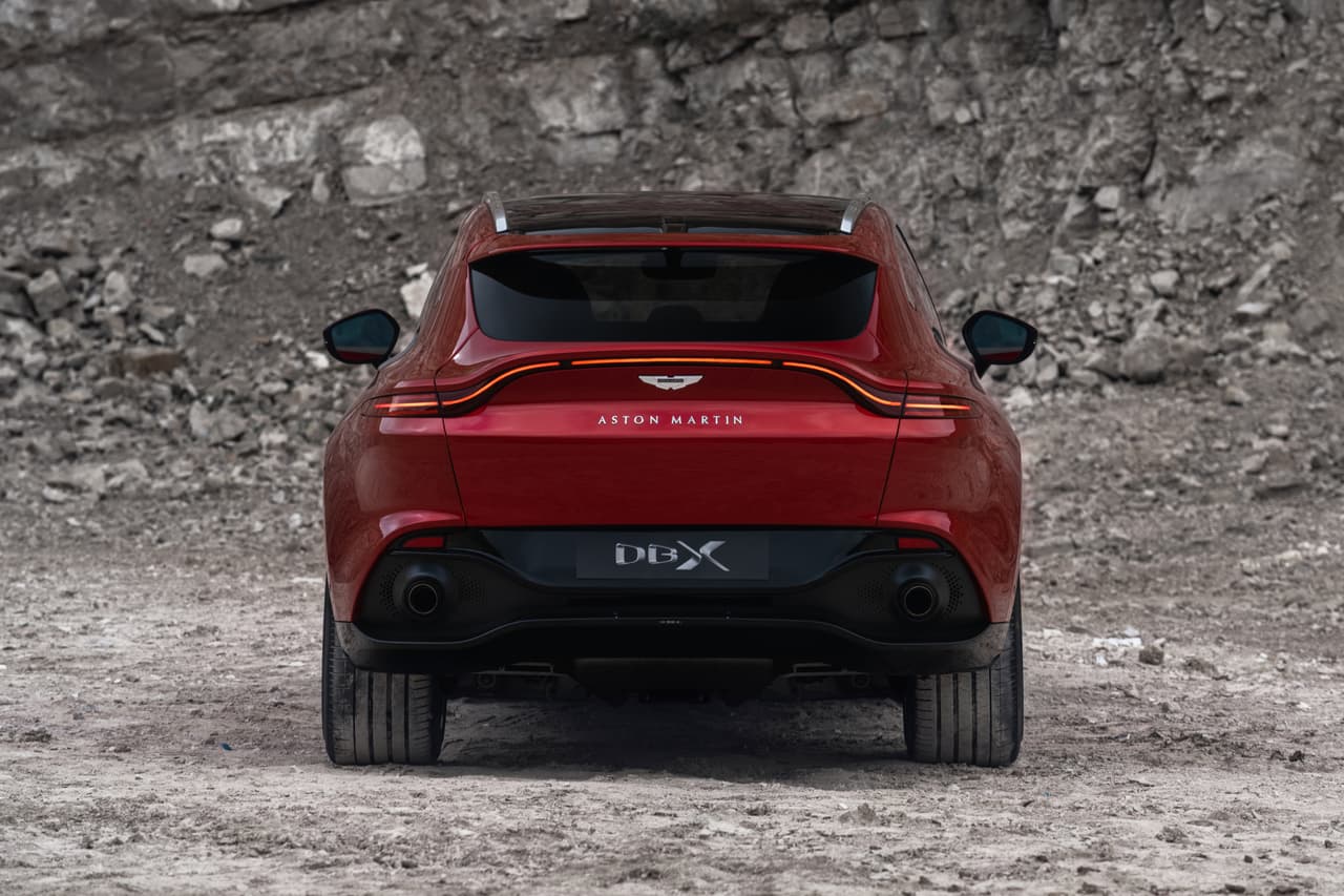 El corazón de la Aston Martin DBX es un motor V8 de turbos gemelos de 4.0 litros, similar al que motiva a sus modelos hermanos, el DB11 y el Vantage, pero que fue calibrado para producir 542 caballos de fuerza y 516 lb-pie de torque.
<br>