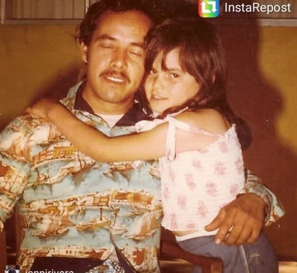 Don Pedro siempre dio muestras de ser un padre amoroso y hasta la fecha es muy querido también por sus nietos. Aquí con Jenni Rivera.