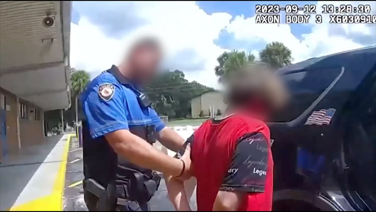 Sancionan a policía escolar que esposó e insultó en escuela de Florida a niño de 12 años con necesidades especiales