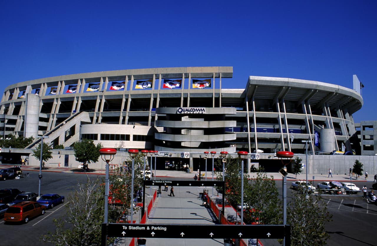 El Qualcomm fue el hogar de los Padres de San Diego de las Grandes Ligas hasta el 2003 y de los Chargers de San Diego hasta este año, cuando el equipo anunció que se iría a Los Ángeles, abriendo la puerta a su posible demolición en el futuro cercano.