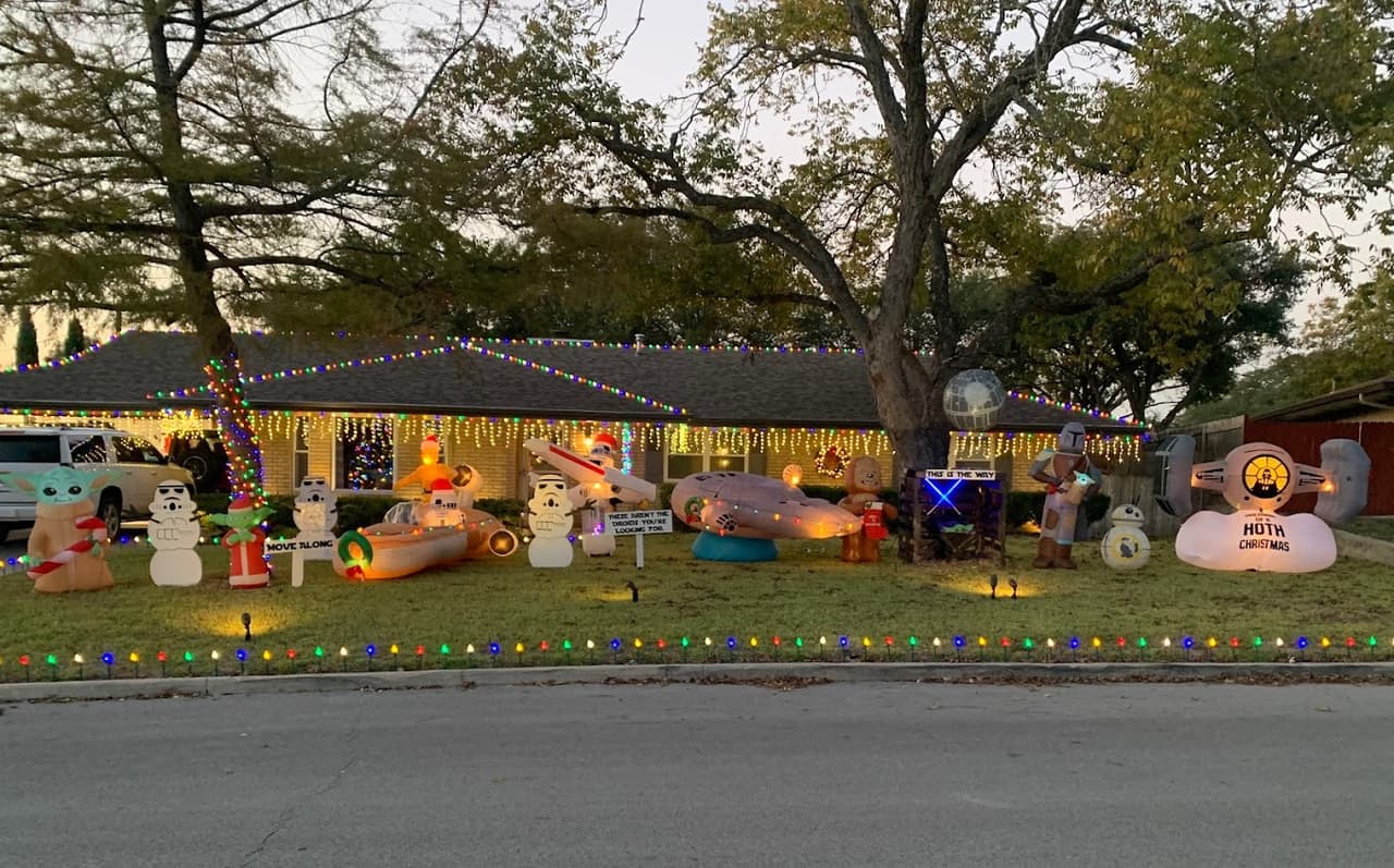 <h3 class="cms-H3-H3">Windcrest Light Up</h3>
<br>
<br>Windcrest, Texas
<br>
<br>Cuándo: A partir del sábado 2 de diciembre y hasta el 31 de diciembre
<br>Costo: Gratis
<br>
<br>Este evento es una tradición de décadas, en Windcrest, en el que sus residentes adornan sus casas con luces y decoración vistosa. Se invita a los visitantes a que recorran el vecindario para admirar las mejores instalaciones de luces, y tras una votación, la casa con mejor decoración es la que gana. Esta tradición comienza con el encendido del árbol de Navidad en el edificio del ayuntamiento, en donde habrá música, food trucks y chocolate caliente.
<br>