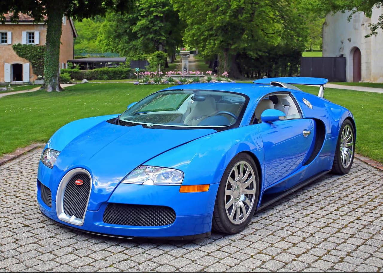 <a href="http://www.univision.com/noticias/autos/bugatti-veyron-grand-sport-vitesse-2012-fotos"><b>Bugatti Veyron 16.4</b></a>
<br>Valor: $720,000 - $920,000