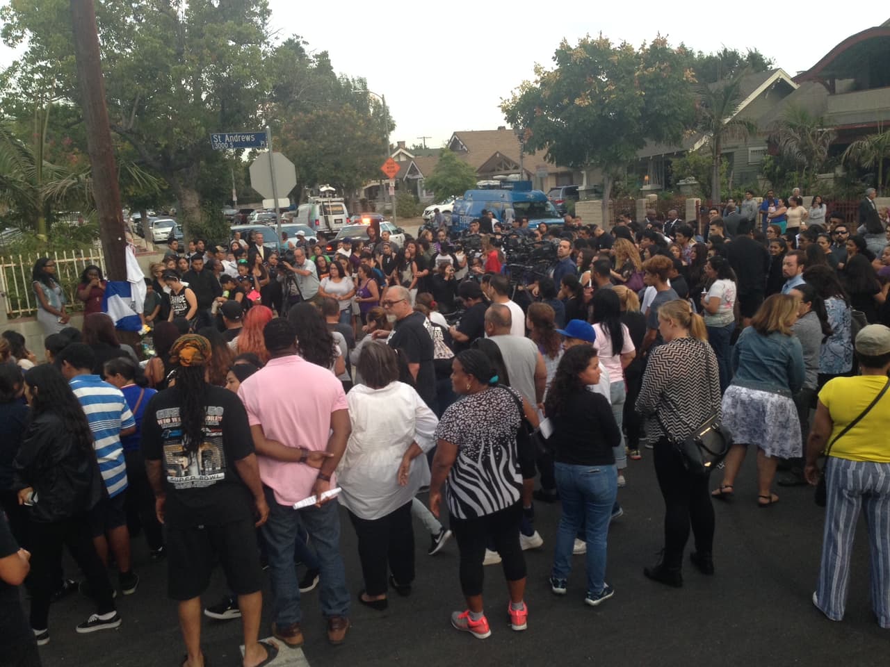 Una emotiva vigilia recordó a Carlos Segovia, el marine que murió luego de ser baleado en el Sur de Los Ángeles.