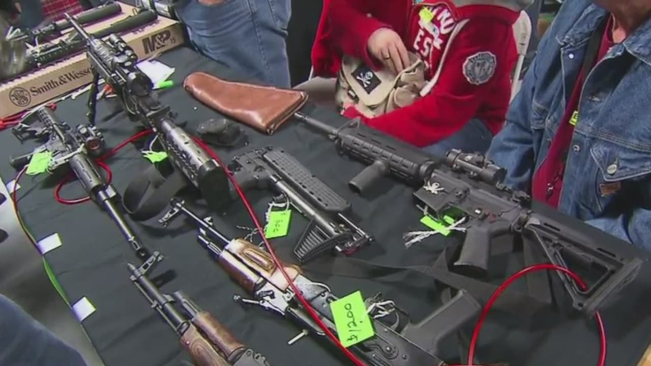 Greg Abbott firma varias leyes relacionadas con la protección de portación de armas 