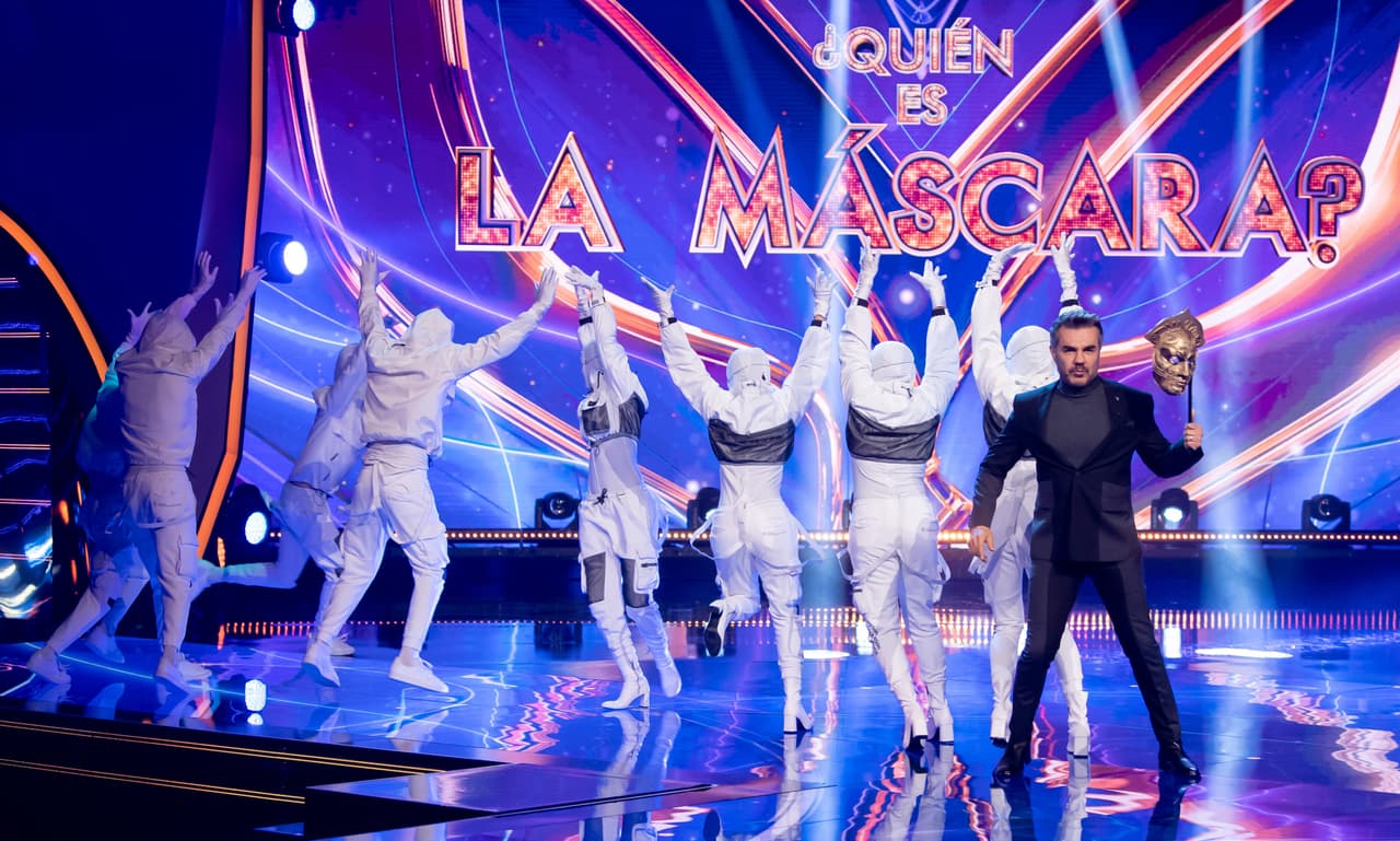 Adrián Uribe como siempre, con toda la actitud, dio la bienvenida al público y a los 'investigadores'.