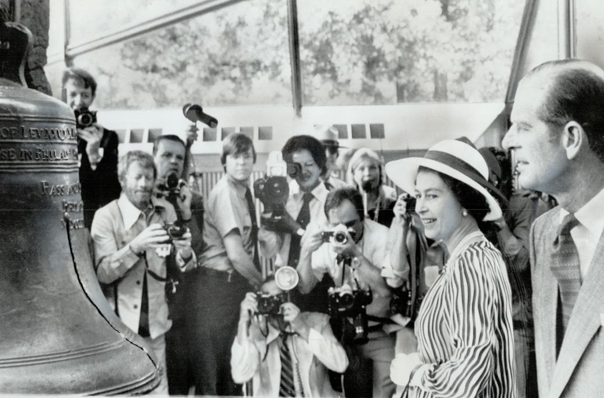 La Reina habló en la ceremonia de inauguración de la Campana del Bicentenario en el antiguo Centro de Visitantes del Parque Histórico Nacional de la Independencia. En la ceremonia, la Reina hizo algunos comentarios históricos profundos que incluyen importantes lecciones aprendidas.