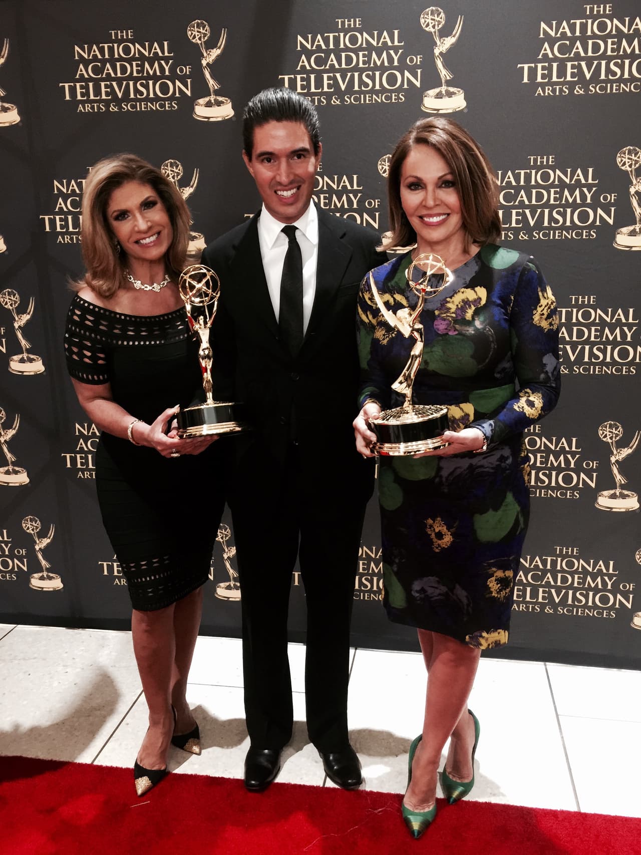 María Elena Salinas y Teresa Rodríguez sostienen premios Emmy obtenidos por el programa Aquí y Ahora, acompañadas por José Zamora, vicepresidente senior de Univision en el área de Comunicaciones y Estrategia.