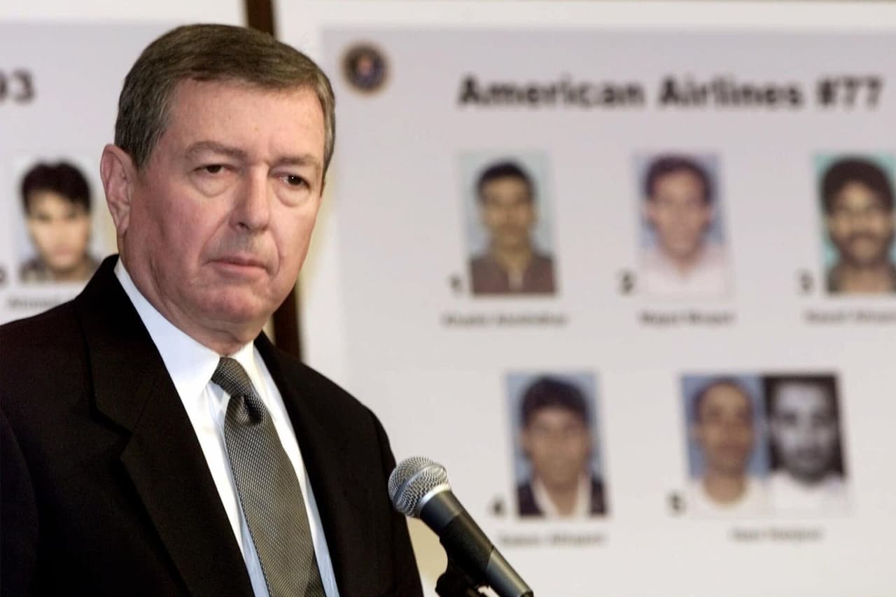 <b>JOHN ASHCROFT</b>
<br>
<br>
<b>ENTONCES: </b>Fiscal general durante el primer mandato de Bush. Tras el 11-S, fue el principal defensor de la administración de la Ley USA PATRIOT, que dio al gobierno amplios poderes para investigar y perseguir a los sospechosos de terrorismo. Pero en 2004, mientras estaba en una unidad de cuidados intensivos con pancreatitis por cálculos biliares, rechazó las súplicas de la administración para que anulara una conclusión del Departamento de Justicia de que el programa de inteligencia nacional de Bush era ilegal.