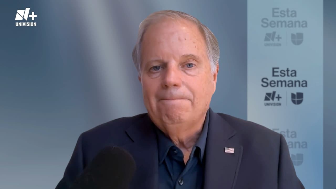 Doug Jones advierte que restricciones al voto por correo amenazan la democracia en EEUU