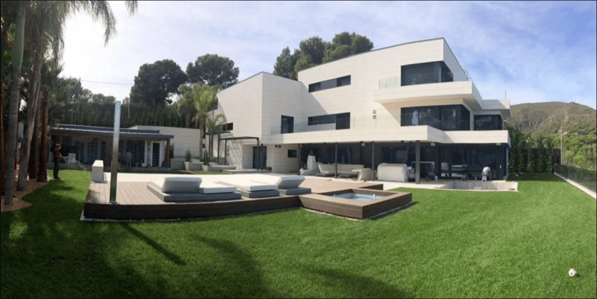 <b>Lionel Messi</b>
<br>Mansión situada en el municipio de Castelldefels, en la zona de Bellamra. El argentino gastó alrededor de 6 millones de euros en adaptar la casa a sus necesidades y la de su familia. Tiene un gran jardín, alberca, cancha de futbol pequeña, un parque infantil y una terraza impresionante.