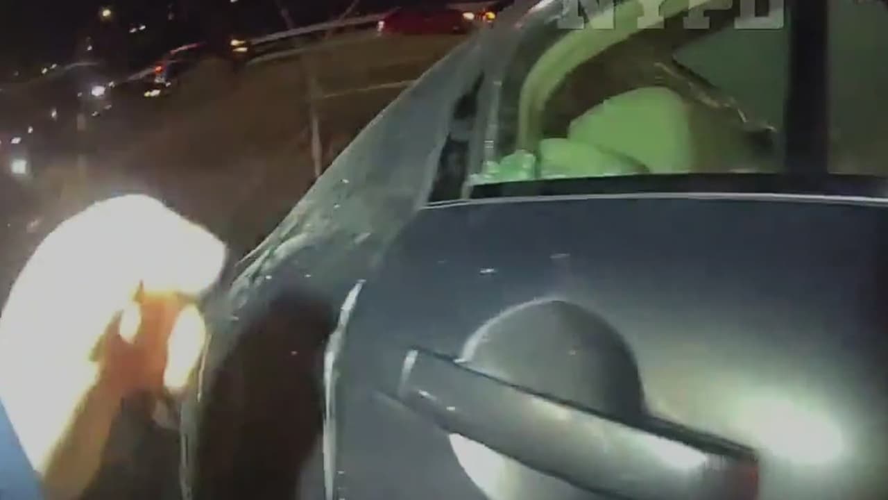 Dramático rescate en autopista de Queens: policías salvan a pasajeros de un auto