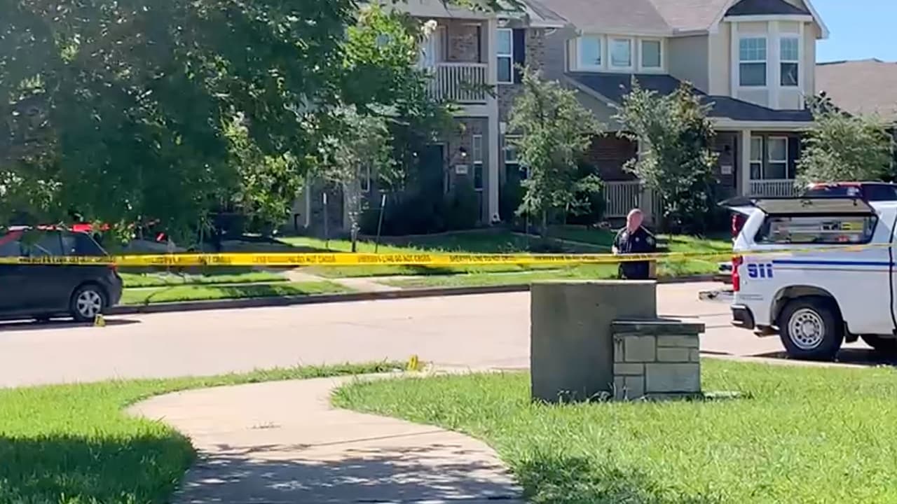 El joven estaba afuera de su casa haciendo una transacción ilegal con unos sujetos, aparentemente. Tuvieron una discusión y le dispararon.