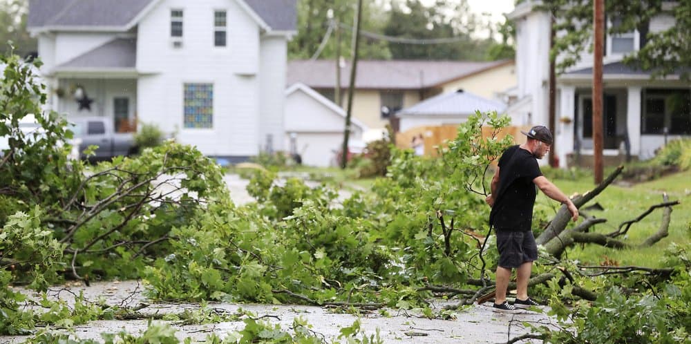 "Es mucho daño para los árboles. Vientos muy fuertes. Será un esfuerzo significativo para atravesar todo esto y hacer que todos vuelvan a subir", dijo la portavoz de MidAmerican, Tina Hoffman. "Fue un gran frente que atravesó todo el estado". Seth James limpia las ramas de los árboles que cayeron en la acera, frente a su casa, tras el paso de 'derecho' por Davenport, Iowa.