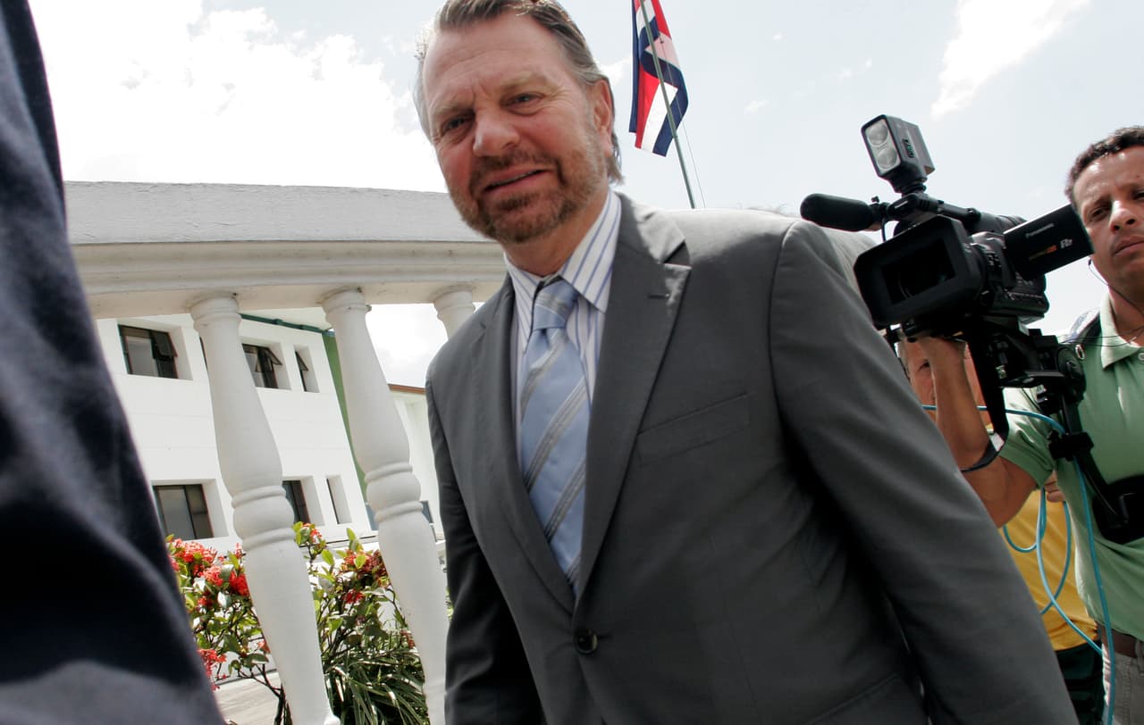 Former Mexican Foreign Secretary Jorge Castaneda, left, walks during a court recess at the Inter-American Court of Human Rights in San Jose, Friday, Feb. 8, 2008. Castaneda, who was banned by a Mexican court to run as an independent presidential candidate in Mexico's 2006 elections, is demanding the Mexican state for violating his right of political participation. (AP Photo/Kent Gilbert)
