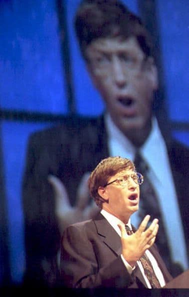 BILL GATES. Pese a no haber terminado la educación universitaria, Gates logró fundar Microsoft, una de las empresas más grandes del mundo de la tecnología.