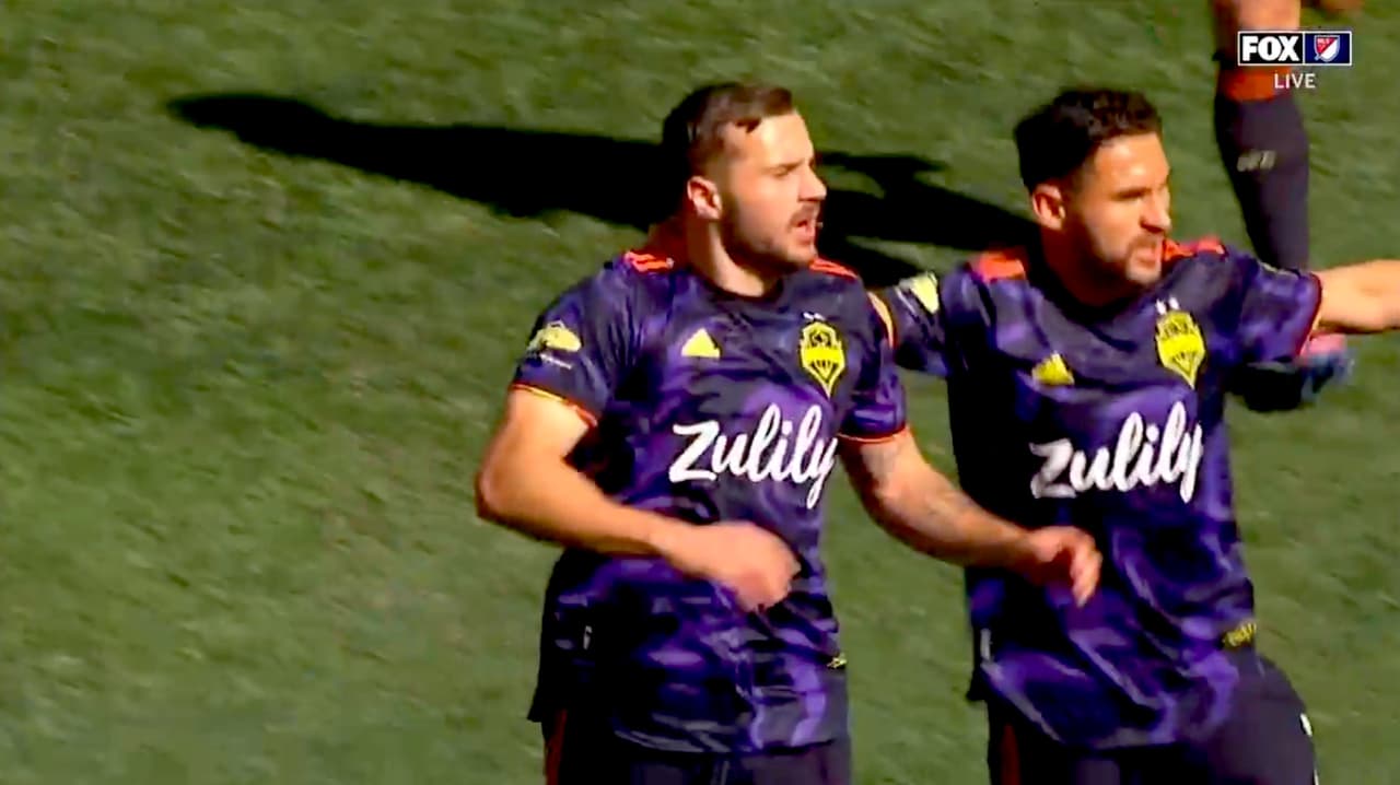 Morris se encuentra el balón y lo manda a guardar para el 1-1 de Seattle