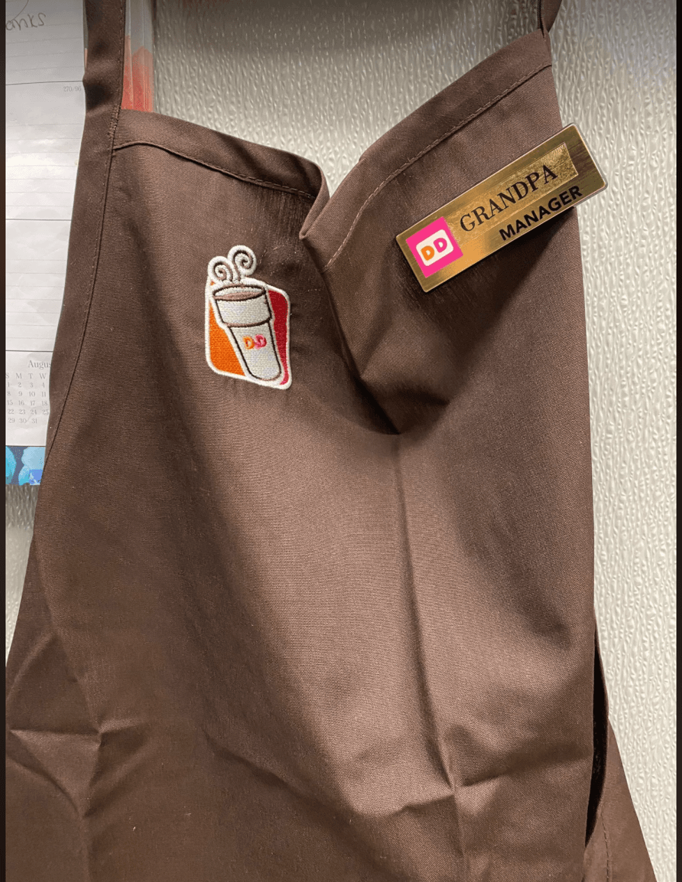 Entre los muchos obsequios que le han dado está este delantal personalizado.