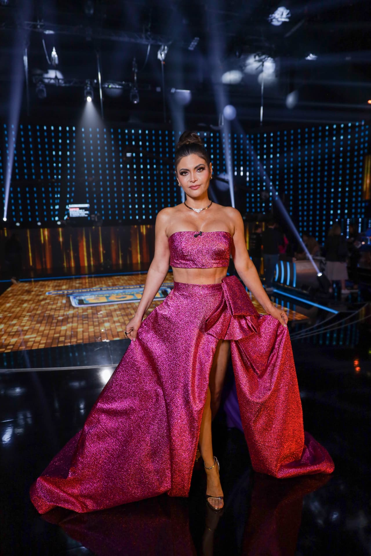 La conductora principal Chiquinquirá Delgado usó tres looks durante la velada. El primero fue una falda color magenta con brillos y un top a juego, del diseñador Wade Allyn Hallock. Como único accesorio un collar de oro con diamantes y unas zapatillas doradas.