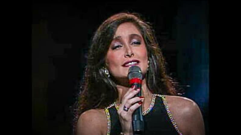 La cantante mexicana Daniela Romo interpretó 'Quiero amanecer con alguien'. Sencillo producido por el maestro Bebu Silvetti y parte de su disco homónimo lanzado en 1989.