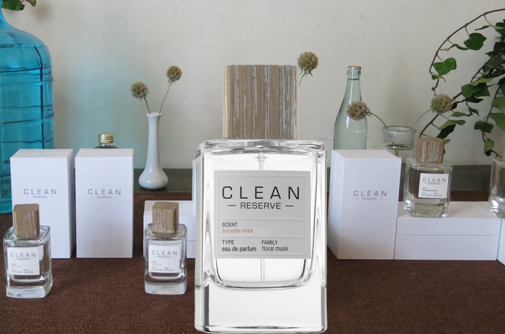 Clean Reserve es la evolución de la línea de fragancias Clean que era muy sencillas y tiene muchos body mist. Con Clean Reserve le dan un upgrade a la marca y se unen a la tendencia de enfocarse en un solo ingrediente. Son aromas muy puros y nada complejos en sus notas, son frescas y acuáticas. Además, las pueden usar hombres y mujeres. Esta marca americana, inspirada en el minimalismo noruego la encuentras en Sephora.