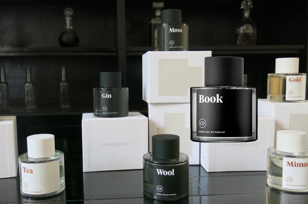 La marca Commodity nació en 2013. Al principio tenían un concepto de venta por internet, pues querían romper el mito de que para comprar una fragancia primero la tienes que oler. Lo primero que debías de hacer era comprar un kit en donde vienen todas las fragancias y así decidir cual es la que más te gusta. Son dos colecciones unisex, una blanca y una negra. Se pueden usar solas o se pueden mezclar. Se venden en Sephora.