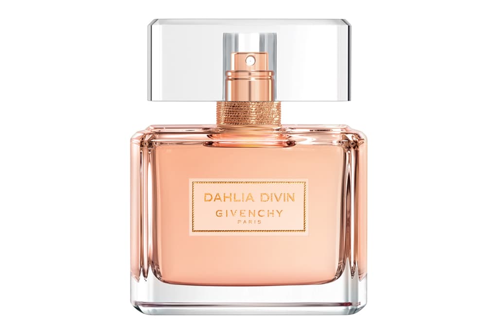 Dahlia Divine Eau de Toilette de Givenchy es ideal para las mujeres a las que le gustan las fragancias florales frutales. Tiene notas como melocotón, jazmín, naranja y madera de sandalo. Las notas son suaves, dulces y lujosas. Perfecta para la primavera.