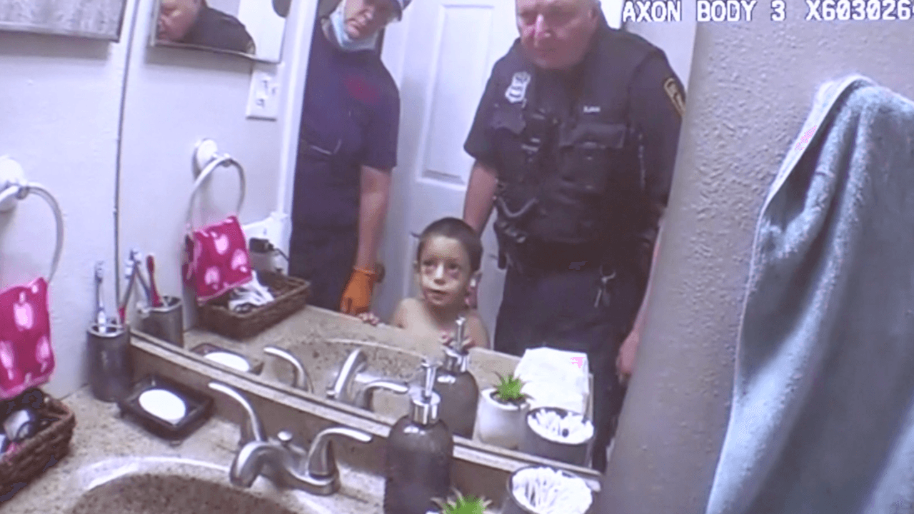 Por otra parte, el abogado de la fiscalía, Tommy Damico, dijo en el juicio que durante una visita de control familiar, Benji pidió comida cuatro veces. “En el transcurso de ese video, los oficiales estuvieron presentes durante poco más de una hora. Benjamín pidió galletas de animales cuatro veces, y el acusado le dijo que no cuatro veces”, comentó Damico durante el último día del juicio.
<br>
<br>El refrigerador de la casa del pequeño fue cerrado con condado para evitar que agarrara comida.