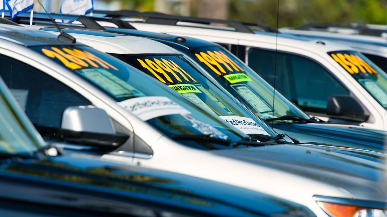 <h3 class="cms-H3-H3">Cálculo rápido: “barato hoy” vs. “caro mañana”</h3>
<br>
<b>Para un usado de $12,000 a 60 meses:</b>
<br>A 24% APR: pago $345/mes; total $20,712 (
<b>intereses: $8,713</b>).
<br>A 11% APR: pago $261/mes; total $15,655 (
<b>intereses: $3,655</b>). 
<br>Si además “te agregan” $2,000 en extras y también los financias al 24%, la cuota sube a $403/mes y el total salta a $24,165. Esos $2,000 terminan costando $3,452 con intereses.