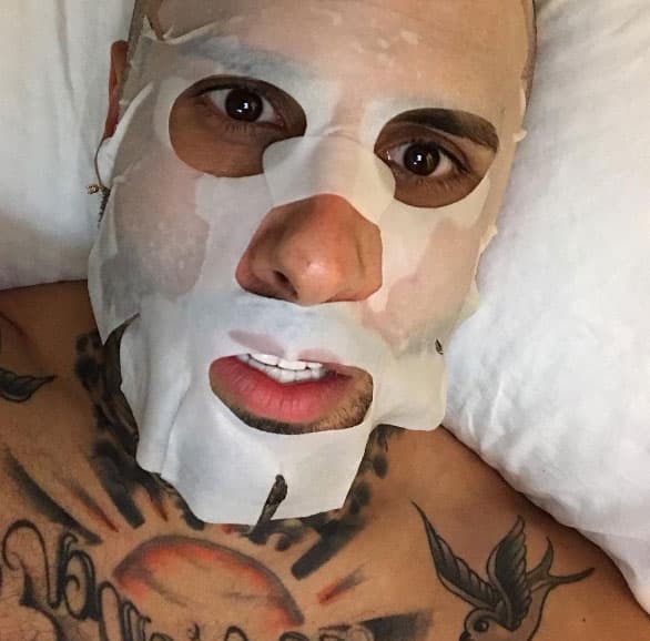 Nicky Jam también le entra a los tratamientos de belleza y así lo vemos con una máscara para cuidarse el rostro.