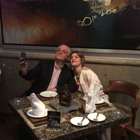 <b><a href="http://www.univision.com/temas/irene-azuela" target="_blank">Irene Azuela</a></b> se fue a cenar con su papá, ¿crees que se parecen?