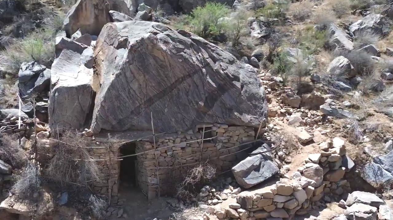 Escondite estratégico en la frontera: Hallamos una cueva presuntamente al servicio de criminales