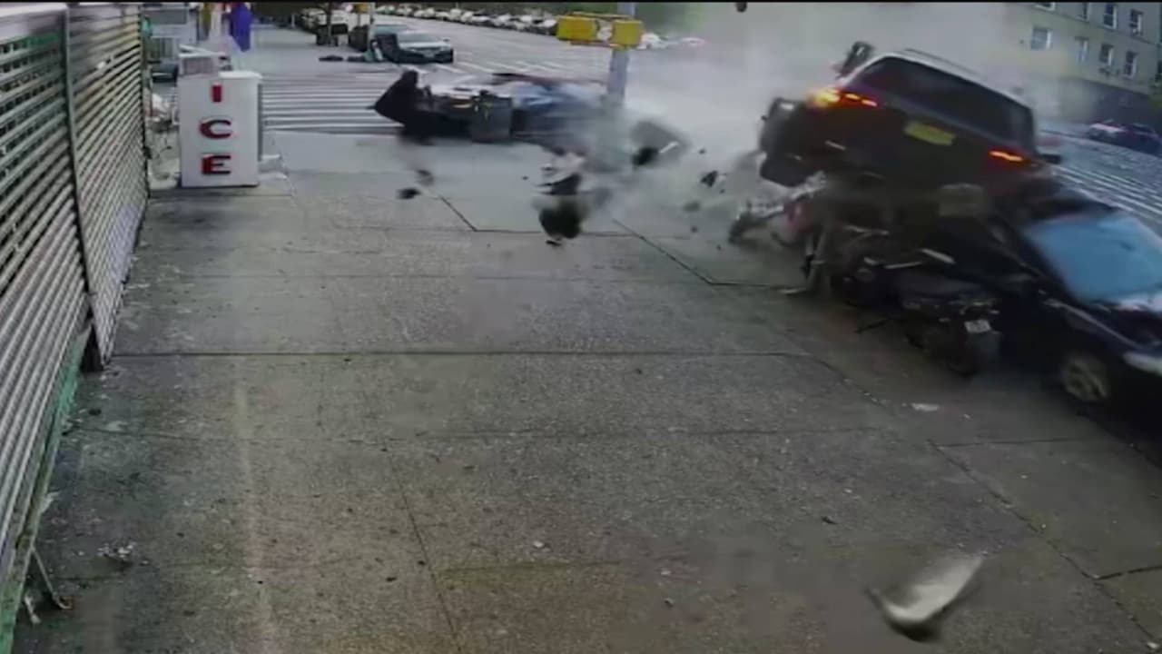 En video: El momento en que dos vehículos de lujo chocan a alta velocidad en Inwood
