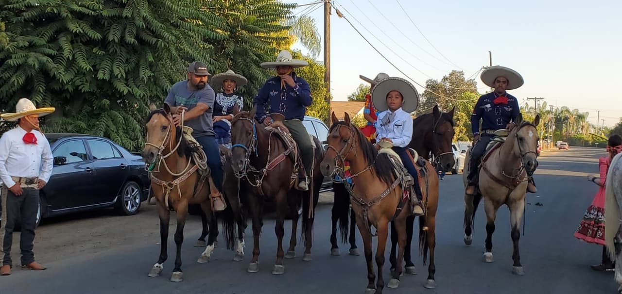 Las calles de Cutler vieron pasar a los charros mexicanos.