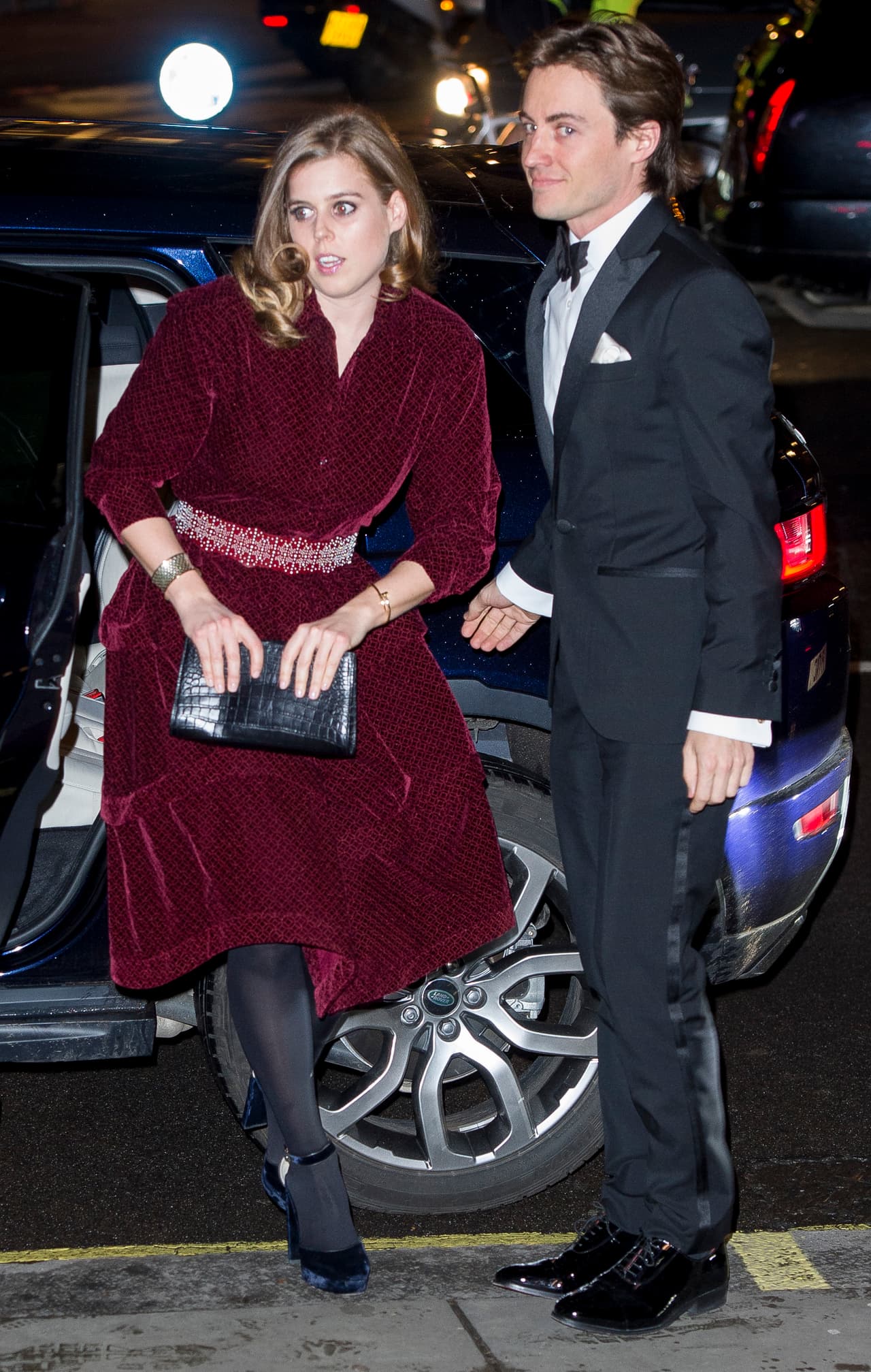 Desde entonces la pareja evaluó la posibilidad de que a su boda 
<b>solo acudieran familiares y amigos más cercanos</b>, para evitar tumulto de personas, dijo un portavoz del palacio de Buckingham a 
<a href="https://people.com/royals/princess-beatrices-wedding-could-be-postponed-for-third-time-now-due-to-coronavirus-concerns/" target="_blank">People</a> en ese entonces, tal como sucedió este 17 de julio.
<br>