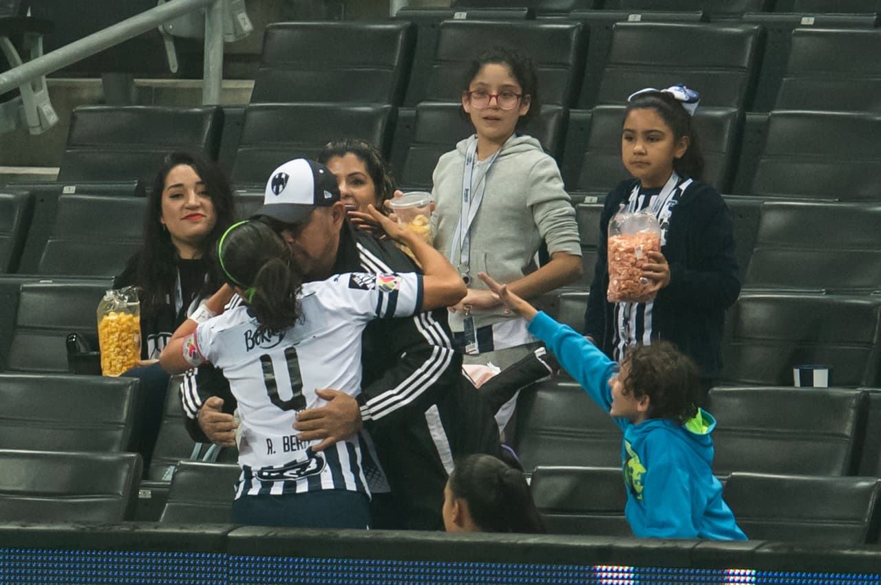 Por conducto de Rebeca Bernal (4), la capitana del equipo regiomontano, las locales se fueron muy rápido adelante 1-0 en el marcador.